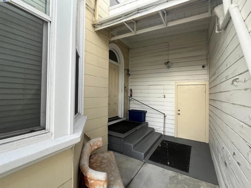 1011 E 11th St, Oakland, California 94606 home-pic-6