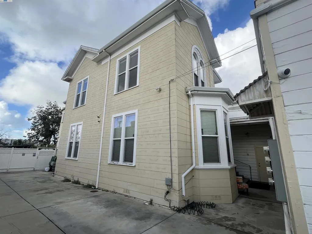 1011 E 11th St, Oakland, California 94606 home-pic-3