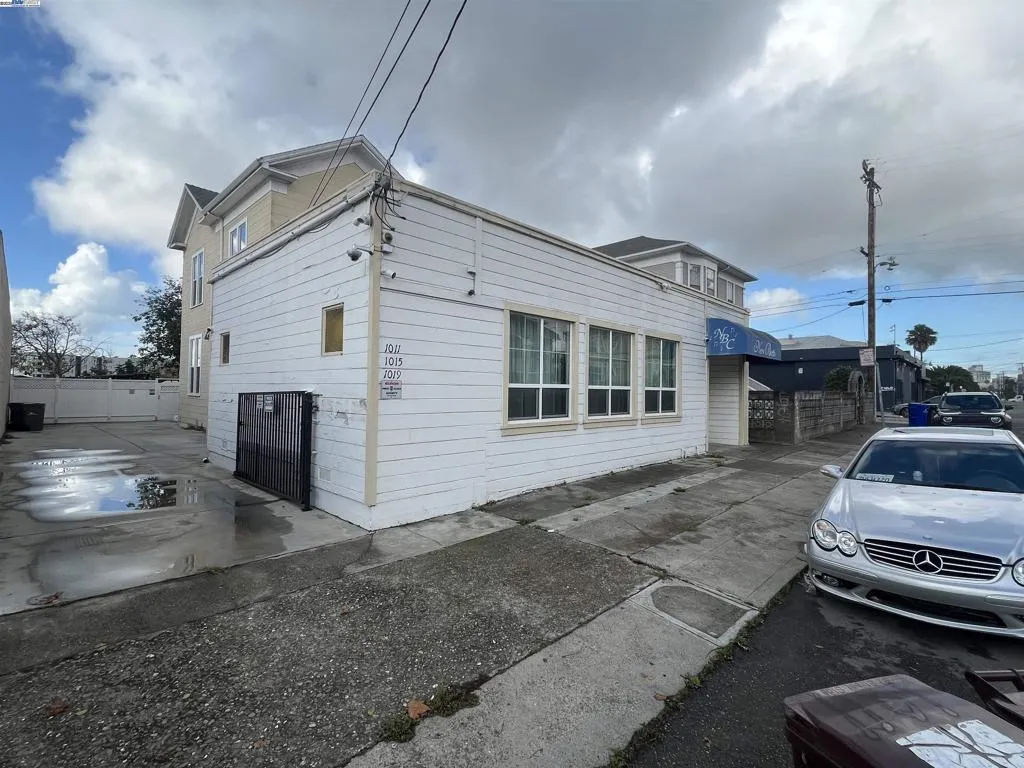 1011 E 11th St, Oakland, California 94606 home-pic-5