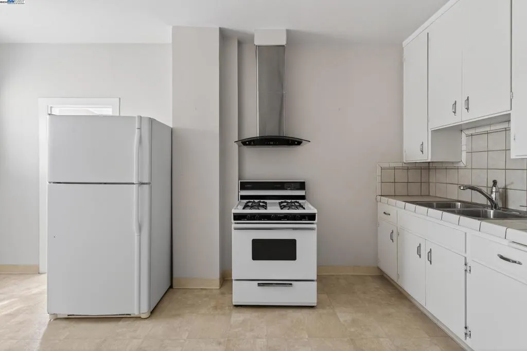 1011 E 11th St, Oakland, California 94606 home-pic-21