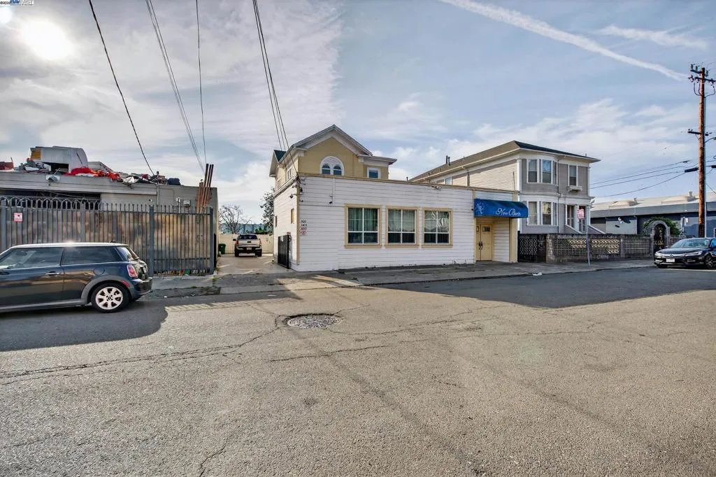 1011 E 11th St, Oakland, California 94606 home-pic-1
