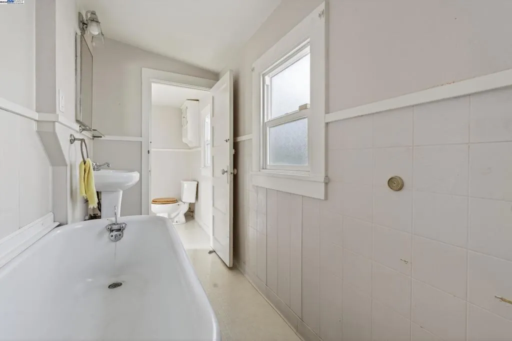 1011 E 11th St, Oakland, California 94606 home-pic-30