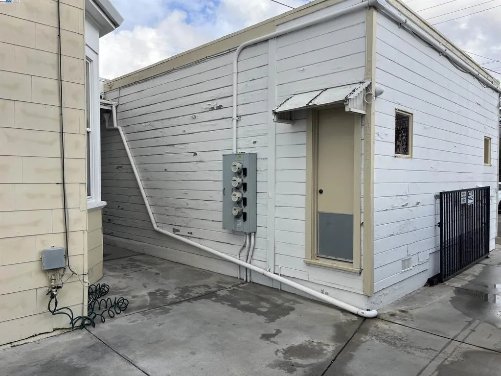 1011 E 11th St, Oakland, California 94606 home-pic-7