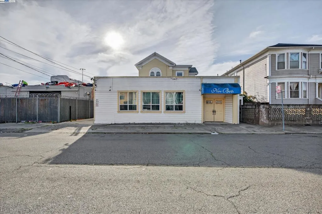 1011 E 11th St, Oakland, California 94606 home-pic-0