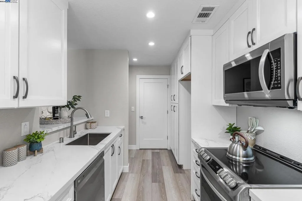 8170 Mountain View Dr F, Pleasanton, California 94588 home-pic-16