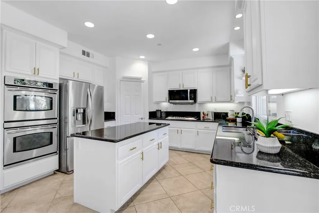 15562 Sicily Lane, Fontana, California 92336 home-pic-10