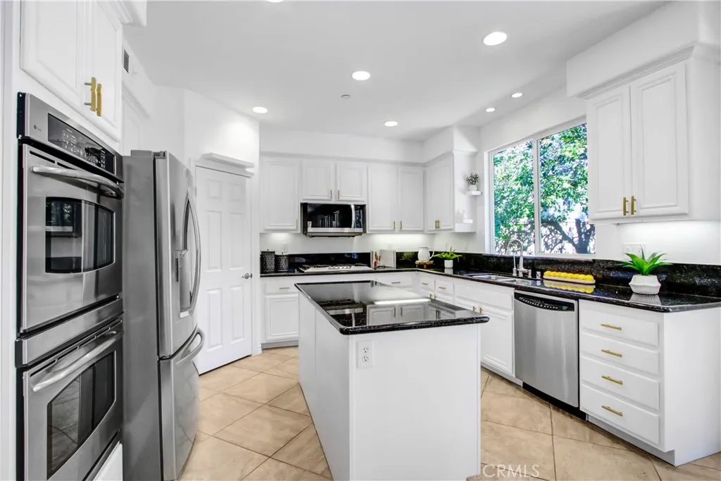 15562 Sicily Lane, Fontana, California 92336 home-pic-9