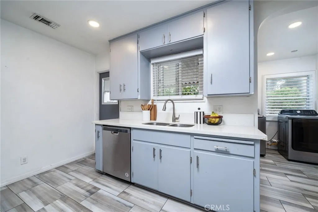 1140 N Towne Avenue, Pomona, California 91767 home-pic-11