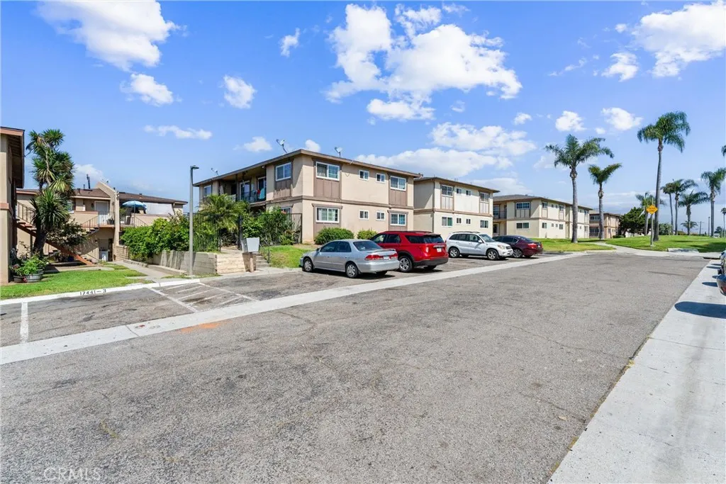 17431 Koledo, Huntington Beach, California 92647 home-pic-1