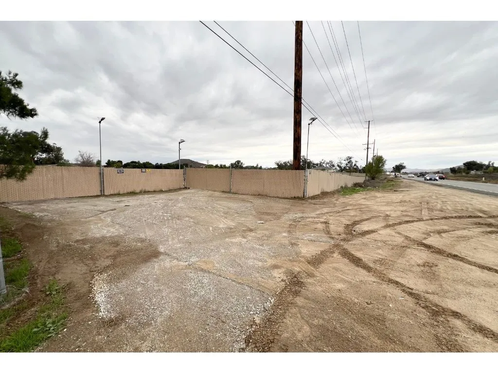 33761 Leon Rd, Winchester, California 92596 home-pic-1
