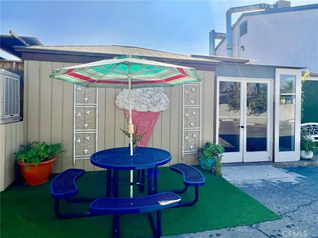 area to sit outside dining area