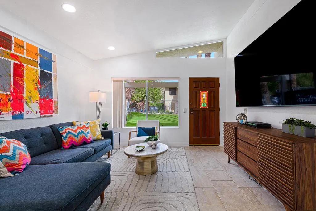 290 S San Jacinto Drive 8, Palm Springs, California 92262 home-pic-2