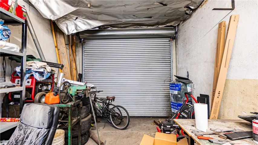 Roll up door for easy access to bring car into​​‌​​​​‌​​‌‌​​‌​​​‌‌​​​‌​​‌‌​​‌‌​​‌‌​​​​ warehouse