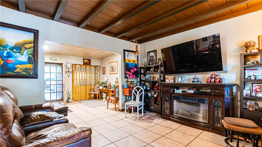 2 Bed 1 bath home in rear/ Living room