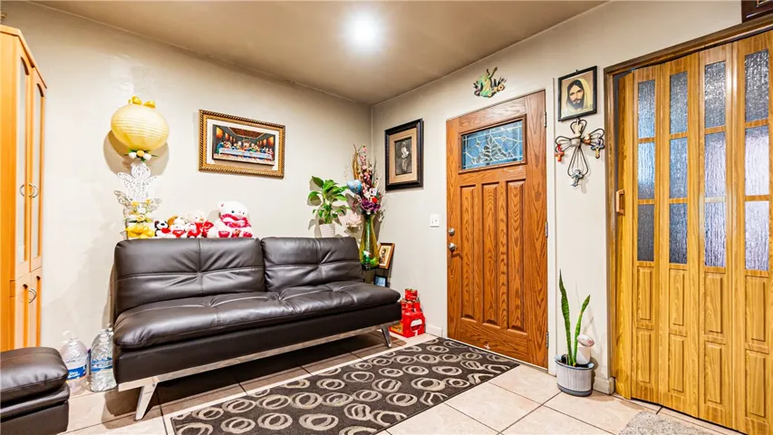 2 Bed 1 bath home in rear/ Living room