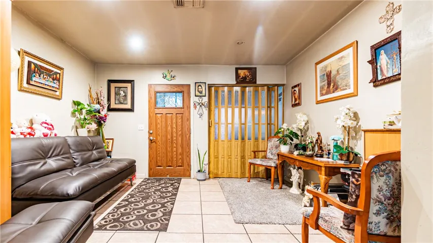 2 Bed 1 bath home in rear/ Living room