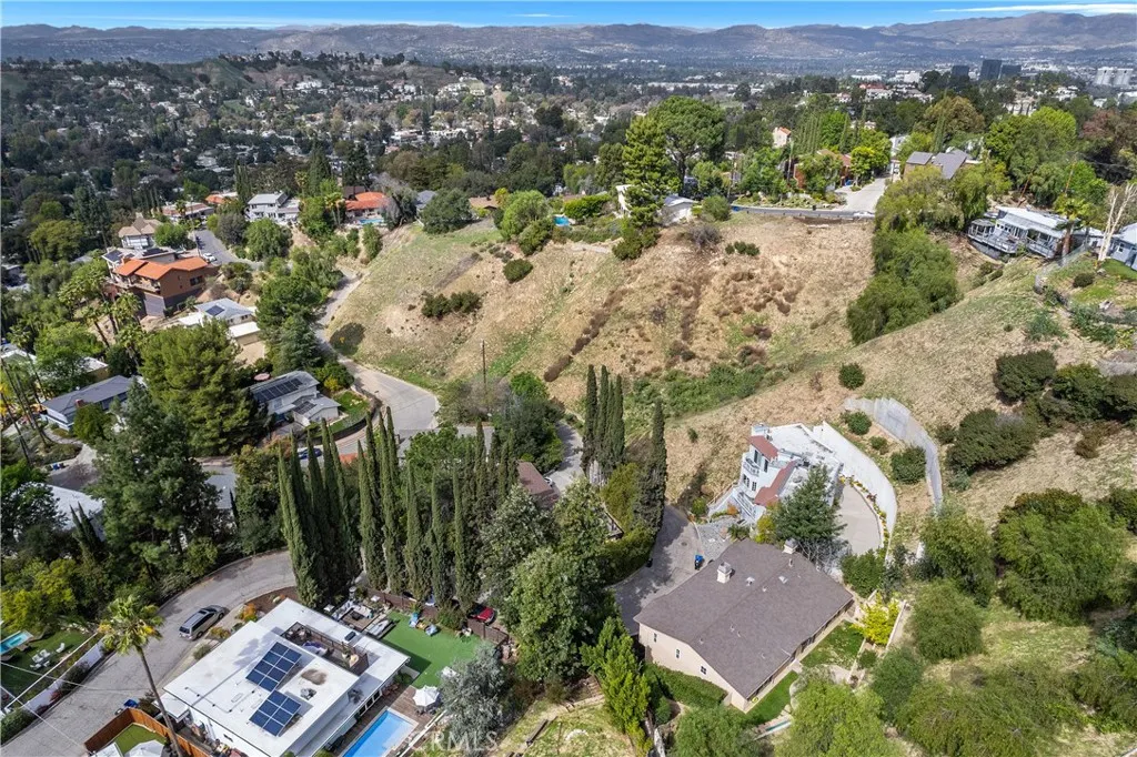 4630 Esparto Road N, Woodland Hills, California 91364 home-pic-60