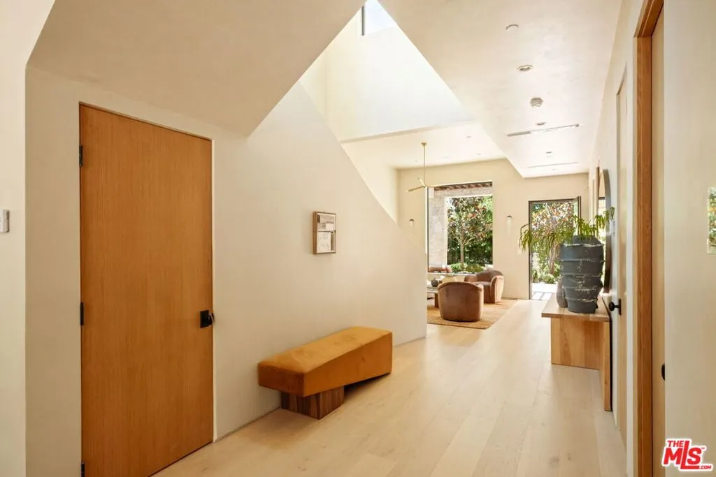 636 N Laurel Avenue, Los Angeles, California 90048 home-pic-6