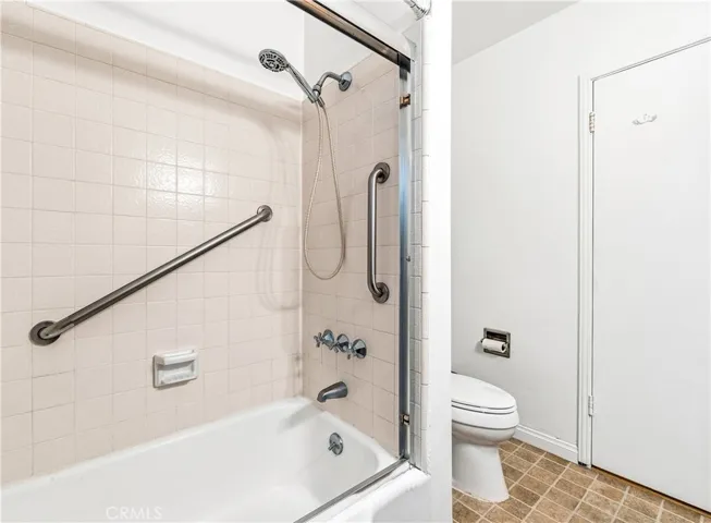 Downstairs Shower/Tub
