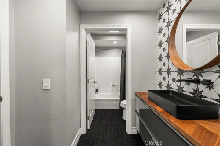 Great guest bathroom