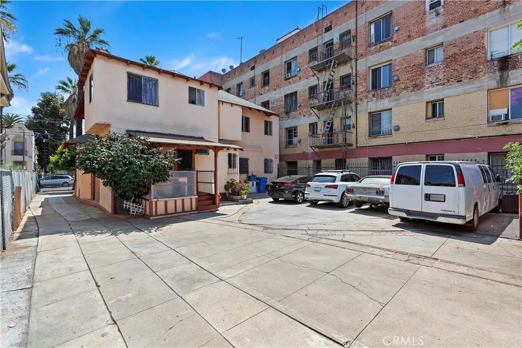 1437 Bonnie Brae Street, Los Angeles, California 90006 home-pic-4