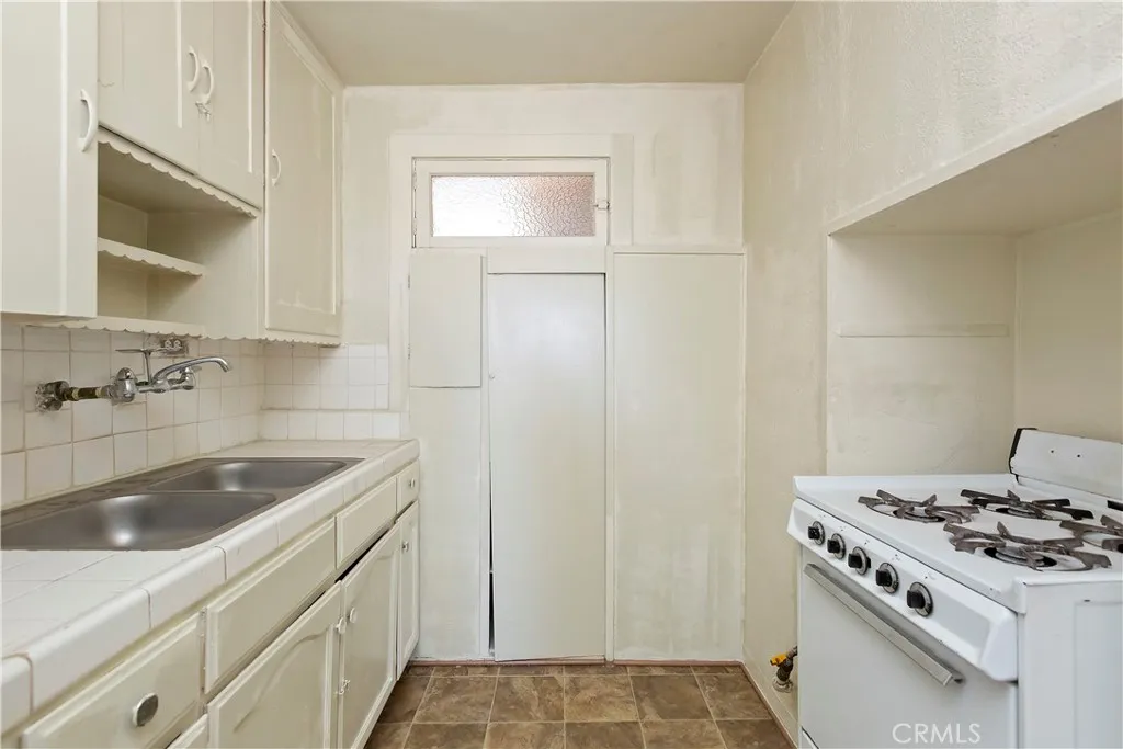 1437 Bonnie Brae Street, Los Angeles, California 90006 home-pic-9