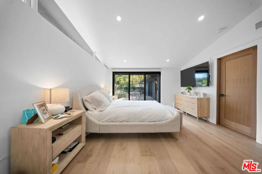 22261 Ybarra Road, Woodland Hills, California 91364 home-pic-19