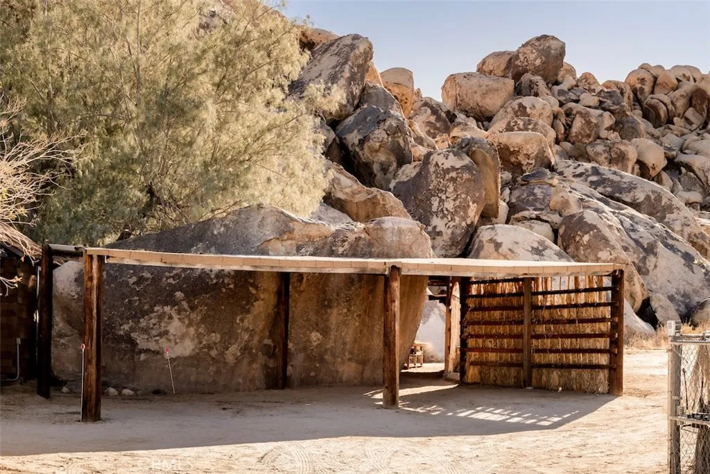 66075 Foothill, Joshua Tree, California 92252 home-pic-23