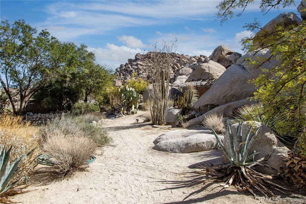 66075 Foothill, Joshua Tree, California 92252 home-pic-52