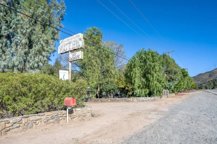Sierra Pelona Motel
12 rooms