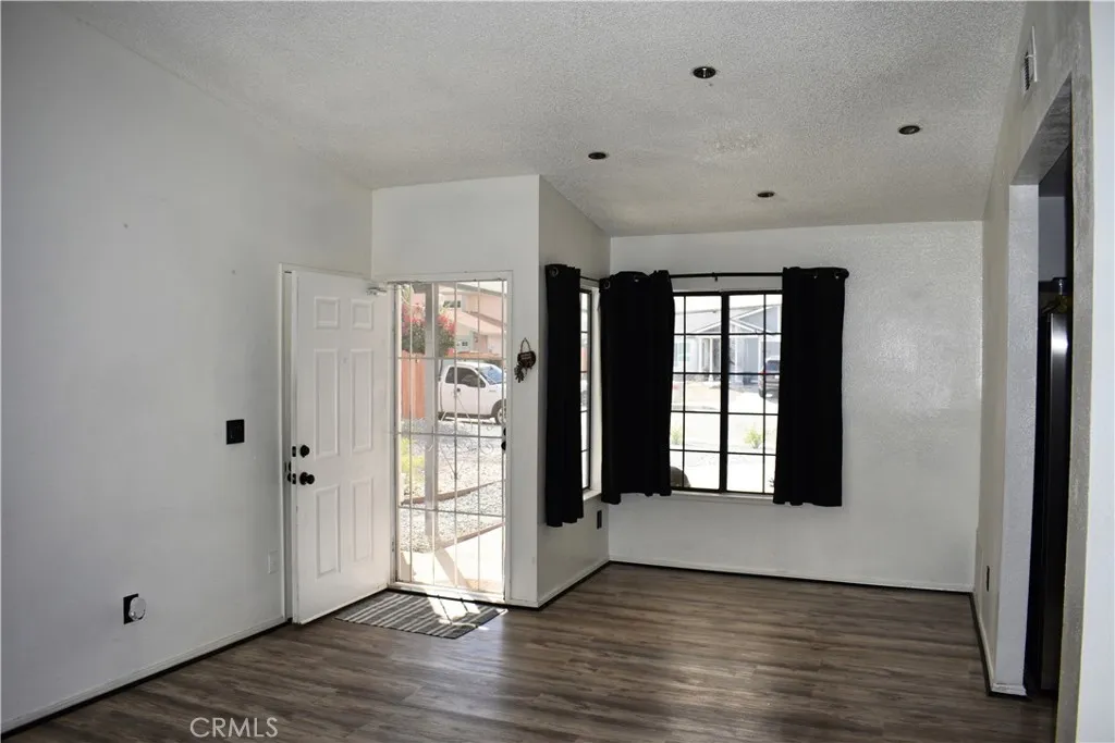 813 Yorkshire Lane, San Jacinto, California 92583 home-pic-3