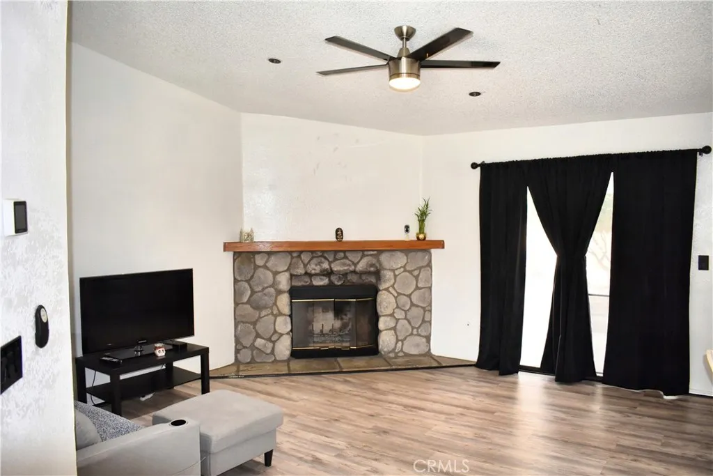813 Yorkshire Lane, San Jacinto, California 92583 home-pic-4