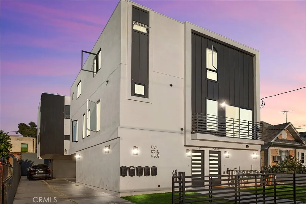 1726 Menlo Avenue, Los Angeles, California 90006 home-pic-0