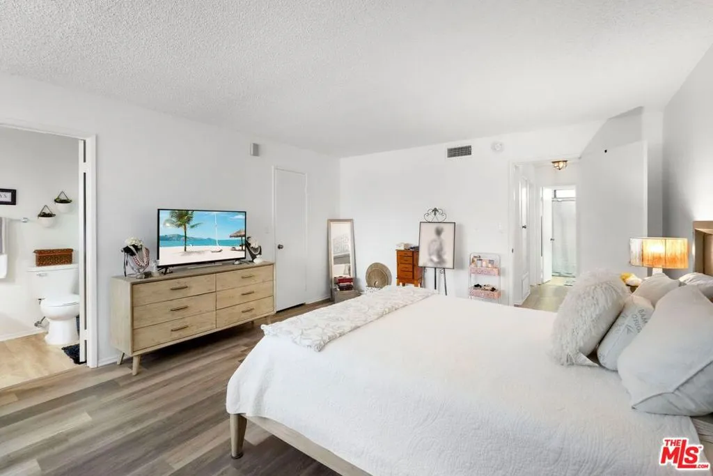 18560 Vanowen Street 15, Reseda, California 91335 home-pic-12