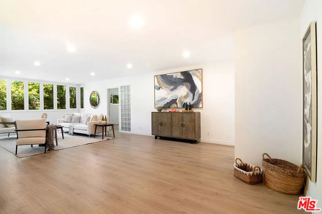 10725 Ohio Avenue 204, Los Angeles, California 90024 home-pic-4