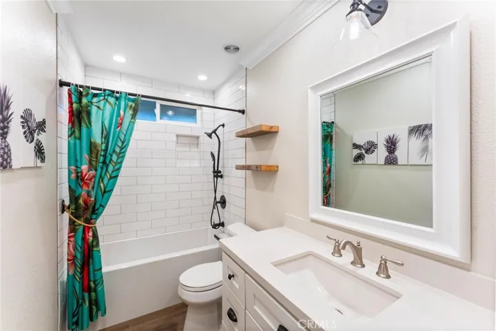 Secondary Bathroom with tub