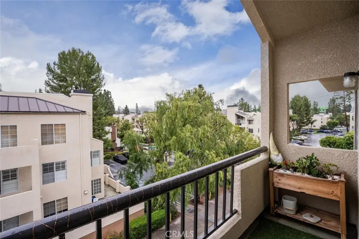 5540 Owensmouth Avenue 302, Woodland Hills, California 91367
