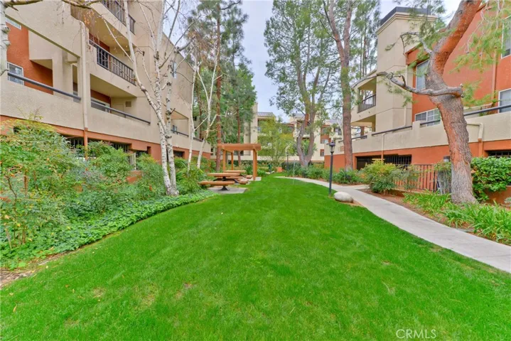 5540 Owensmouth Avenue 302, Woodland Hills, California 91367