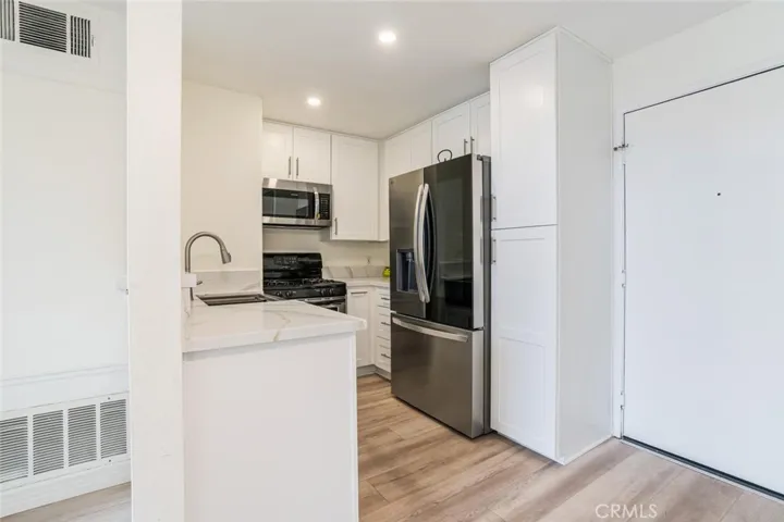 5540 Owensmouth Avenue 302, Woodland Hills, California 91367