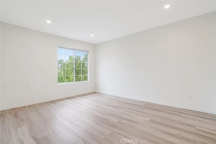 5540 Owensmouth Avenue 302, Woodland Hills, California 91367