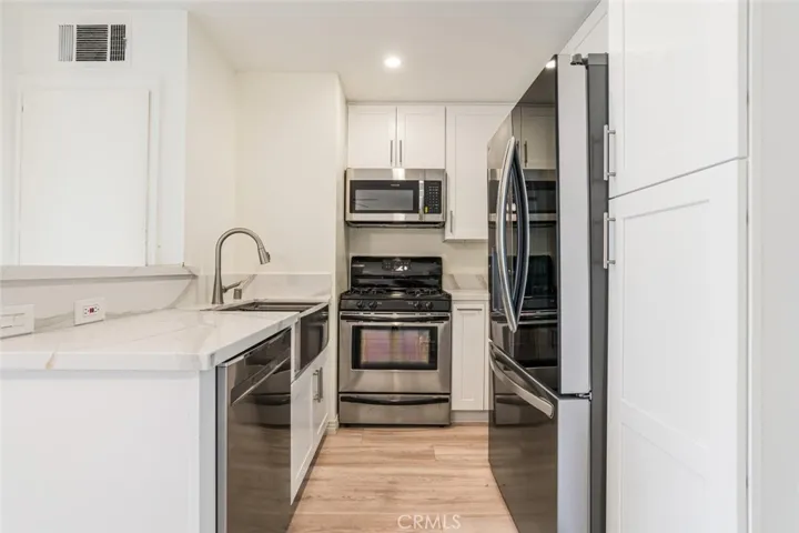 5540 Owensmouth Avenue 302, Woodland Hills, California 91367