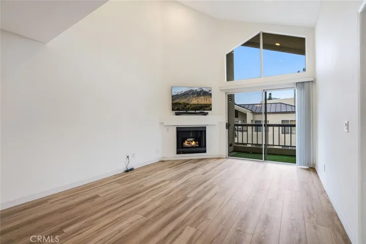 5540 Owensmouth Avenue 302, Woodland Hills, California 91367
