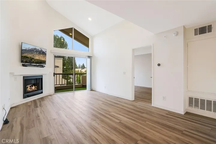 5540 Owensmouth Avenue 302, Woodland Hills, California 91367