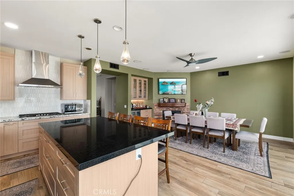 1395 Pinewood Dr, Corona, California 92881 home-pic-12