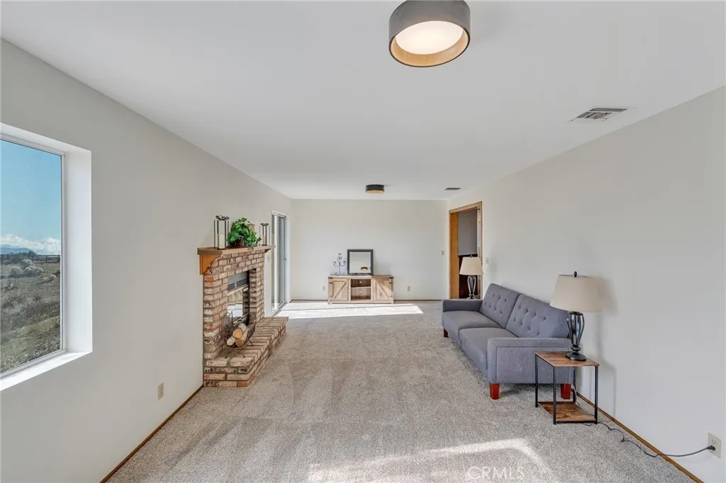 8325 Johnson Road, Phelan, California 92371 home-pic-20