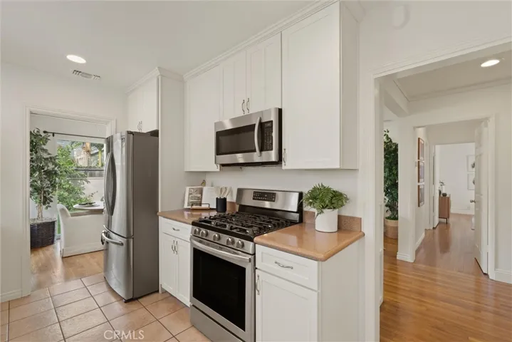 Kitchen with white shaker cabinets & stainless steel appliances