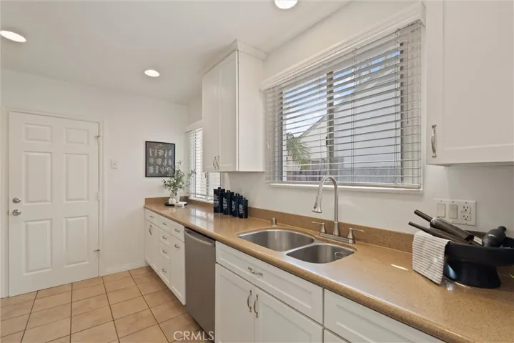 Kitchen with white shaker cabinets & stainless steel appliances