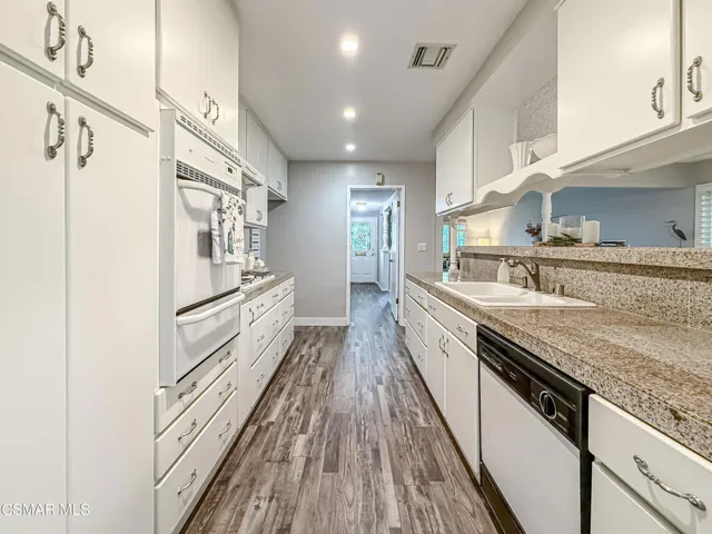 cKitchen and Dining10