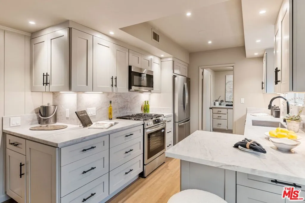 15115 Gilmore Street, Van Nuys, California 91411 home-pic-11