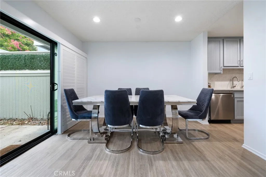 27114 Hidaway Avenue 3, Santa Clarita, California 91351 home-pic-3
